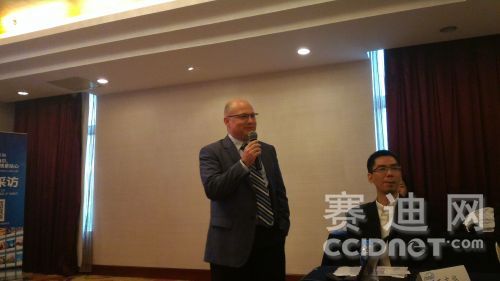 英特尔物联网事业部中国区总经理陈伟,向媒体陈述了英特尔中国区的愿景和战略。英特尔希望为中国零售业提供完美的个性化O2O购物体验。战略将分三部分:第一,基于英特尔计算能力和解决方案,持续推进交互智能体验;第二,推进Windows/Android入门级方案,并进入新兴市场端;第三,和生态圈合作伙伴共同打造中国零售O2O设备和整体方案。
