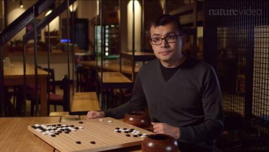 杰米斯哈萨比斯(Demis Hassabis) 是Google DeepMind 的CEO。图片来源:Nature Video