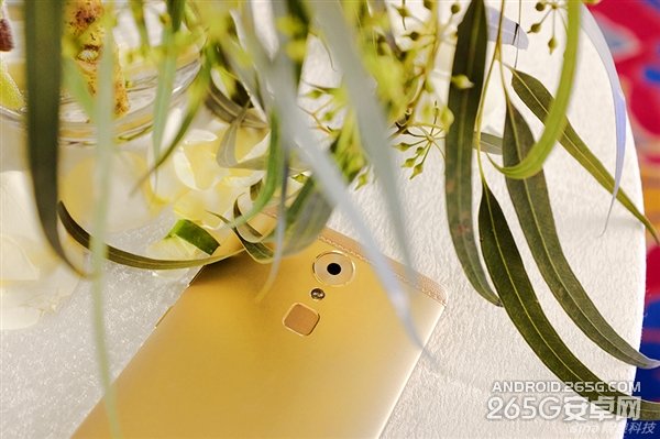中兴AXON天机MAX和华为Mate8对比