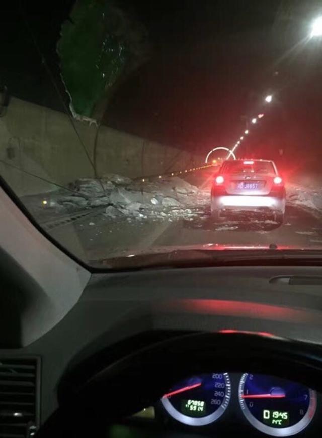 兰海高速重庆北碚隧道顶部发生石块垮落 隧道已封闭
