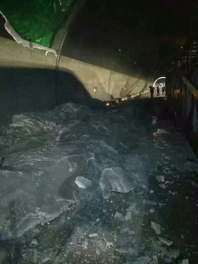 兰海高速重庆北碚隧道顶部发生石块垮落 隧道已封闭
