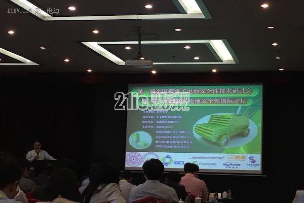 5月6日~7日,由清华大学主办的第一届全国锂离子电池安全性技术研讨会在北京召开。本次会议围绕动力电池热失控问题(高温热失控为主),讨论影响电池安全性的各种因素,以及如何进一步提升锂离子电池安全性的技术