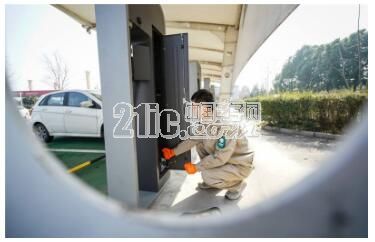 图1 管理维护人员现场检修