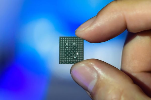 https://www.qualcomm.com/sites/ember/files/styles/optimize/public/press-releases/managed-images/qualcomm_snapdragon_865_5g_mobile_platform_-_chip_back1_0.jpg?itok=zBUqcho3